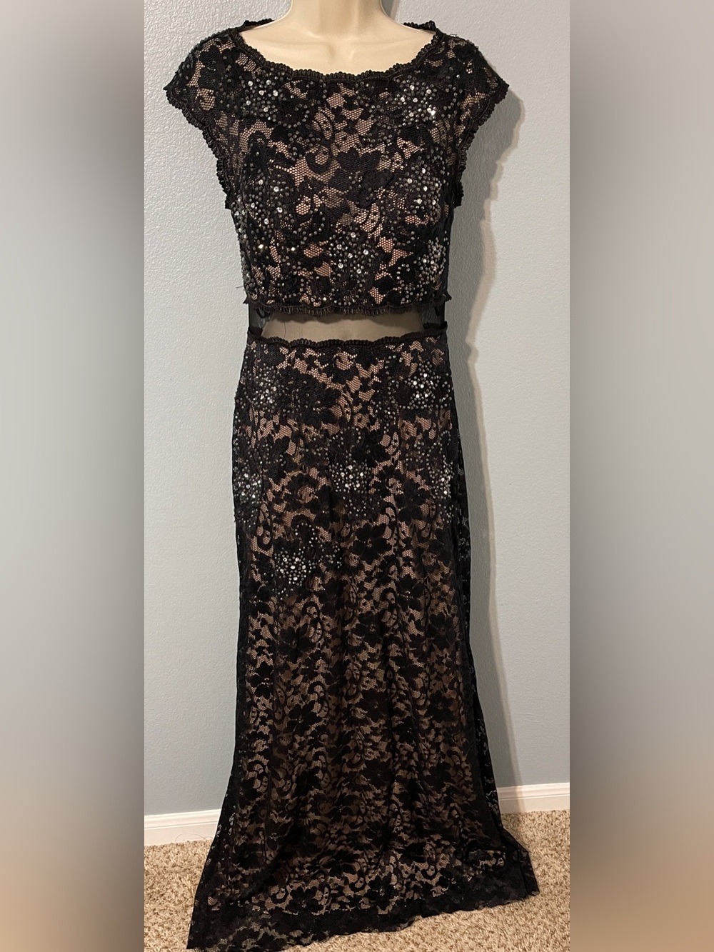 Betsy & Adam Black Lace Sequin Mermaid Gown Nude Illusion Formal Evening Size 10